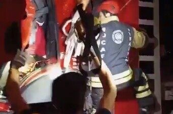 Kocaeli’nin Kartepe ilçesinde, tıra arkadan çarpan tırın kabini kaydı. Sürücü,