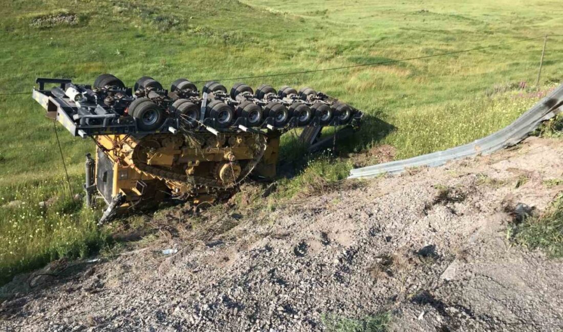 Ardahan in Posof ilçesinde seyir halindeki tırdan ayrılan dozer yüklü