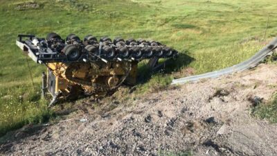 Ardahan in Posof ilçesinde seyir halindeki tırdan ayrılan dozer yüklü
