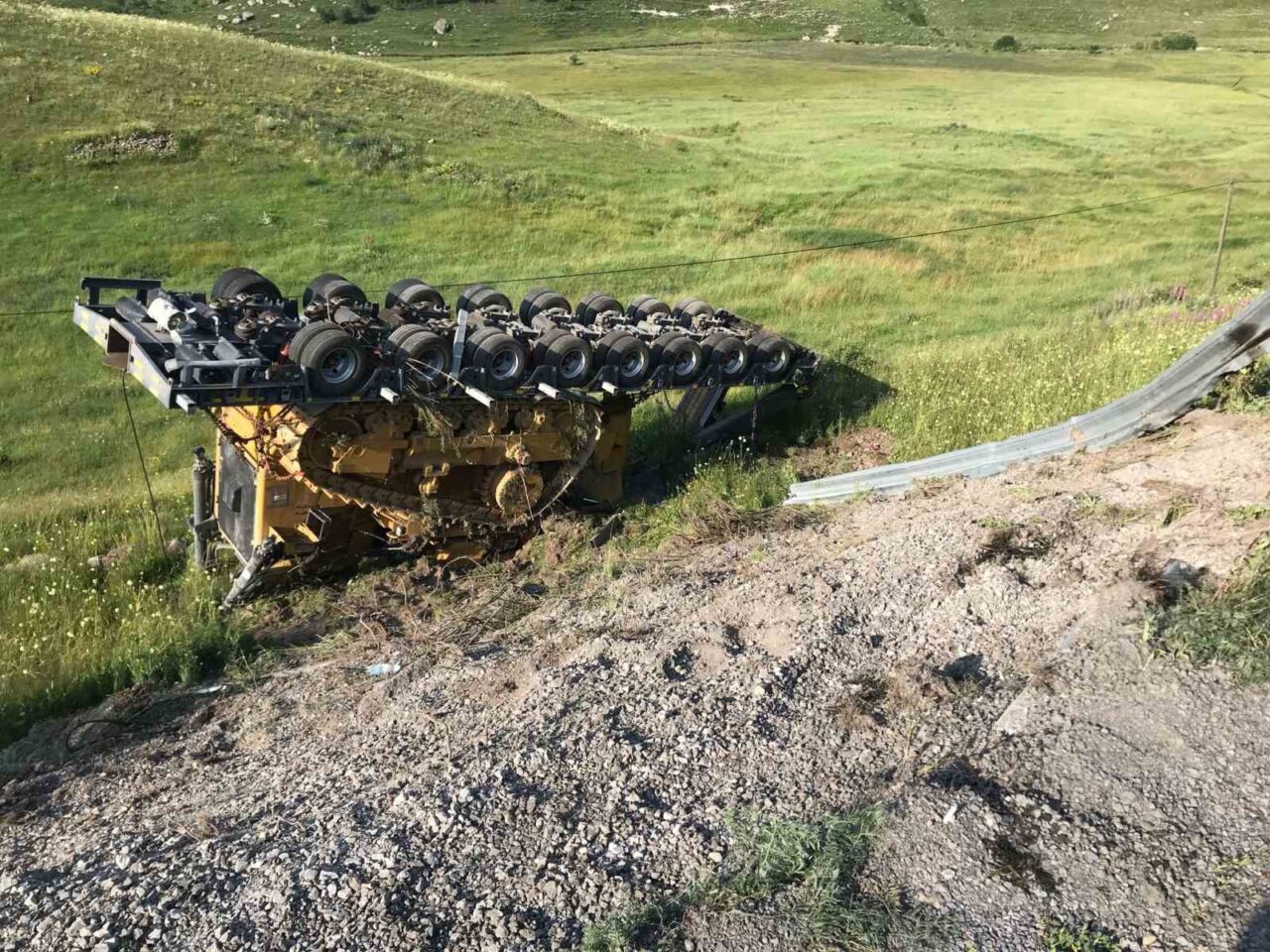 Ardahan in Posof ilçesinde seyir halindeki tırdan ayrılan dozer yüklü
