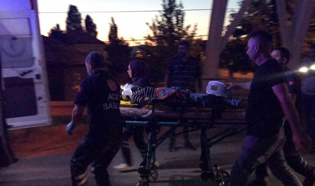 Sivas’ta bir otomobilin çarptığı genç kız yaralandı. Edinilen bilgilere göre,