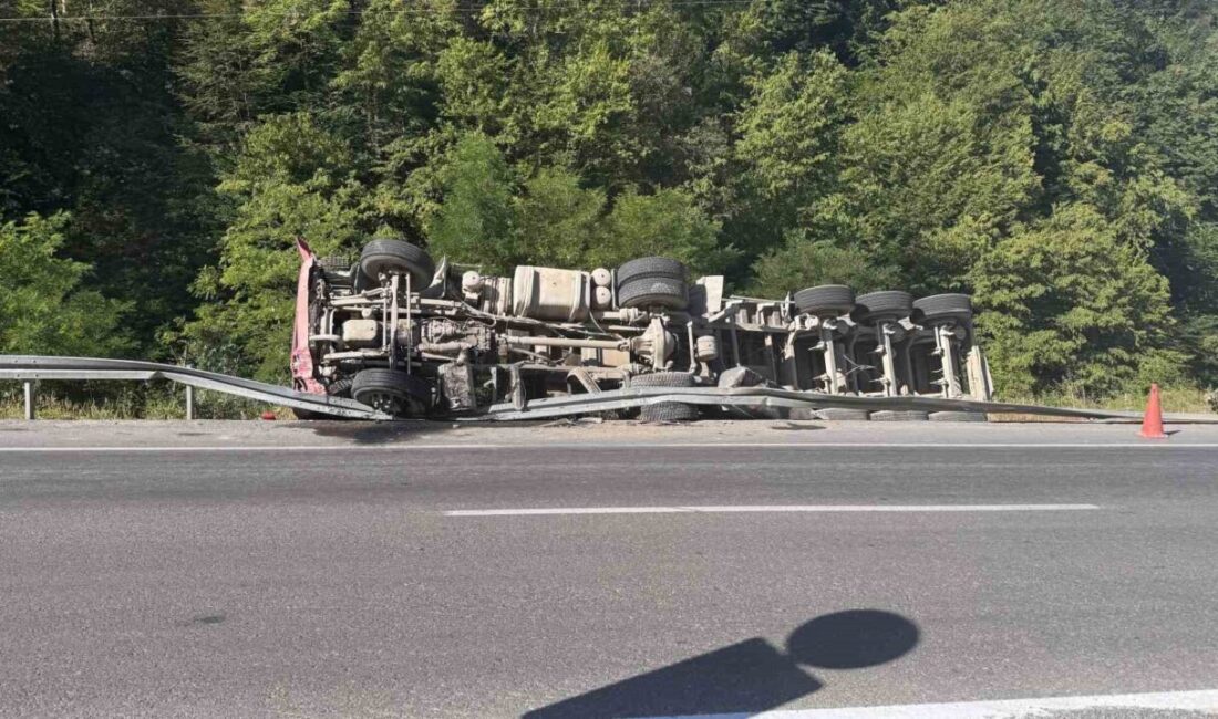 Zonguldak’ta kontrolden çıkarak devrilen tırın sürücüsü kazayı yara almadan atlattı.