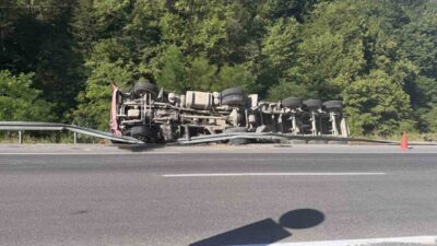 Zonguldak’ta kontrolden çıkarak devrilen tırın sürücüsü kazayı yara almadan atlattı.