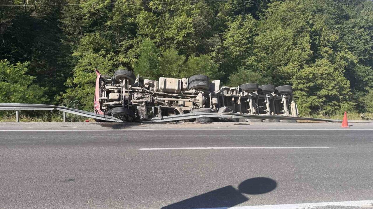Zonguldak’ta kontrolden çıkarak devrilen tırın sürücüsü kazayı yara almadan atlattı.