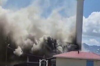 Trabzon’un Çaykara ilçesine bağlı Mağlakamboz Yaylası’ndaki camide çıkan yangın, itfaiye