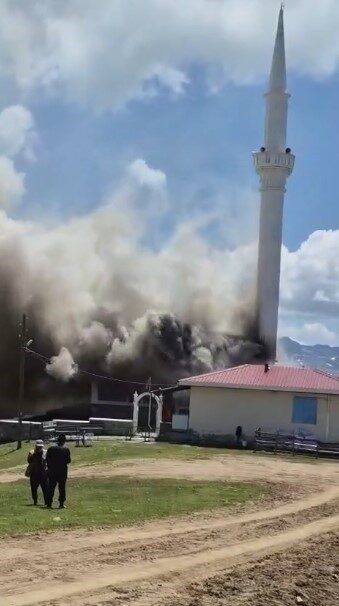 Trabzon’un Çaykara ilçesine bağlı Mağlakamboz Yaylası’ndaki camide çıkan yangın, itfaiye