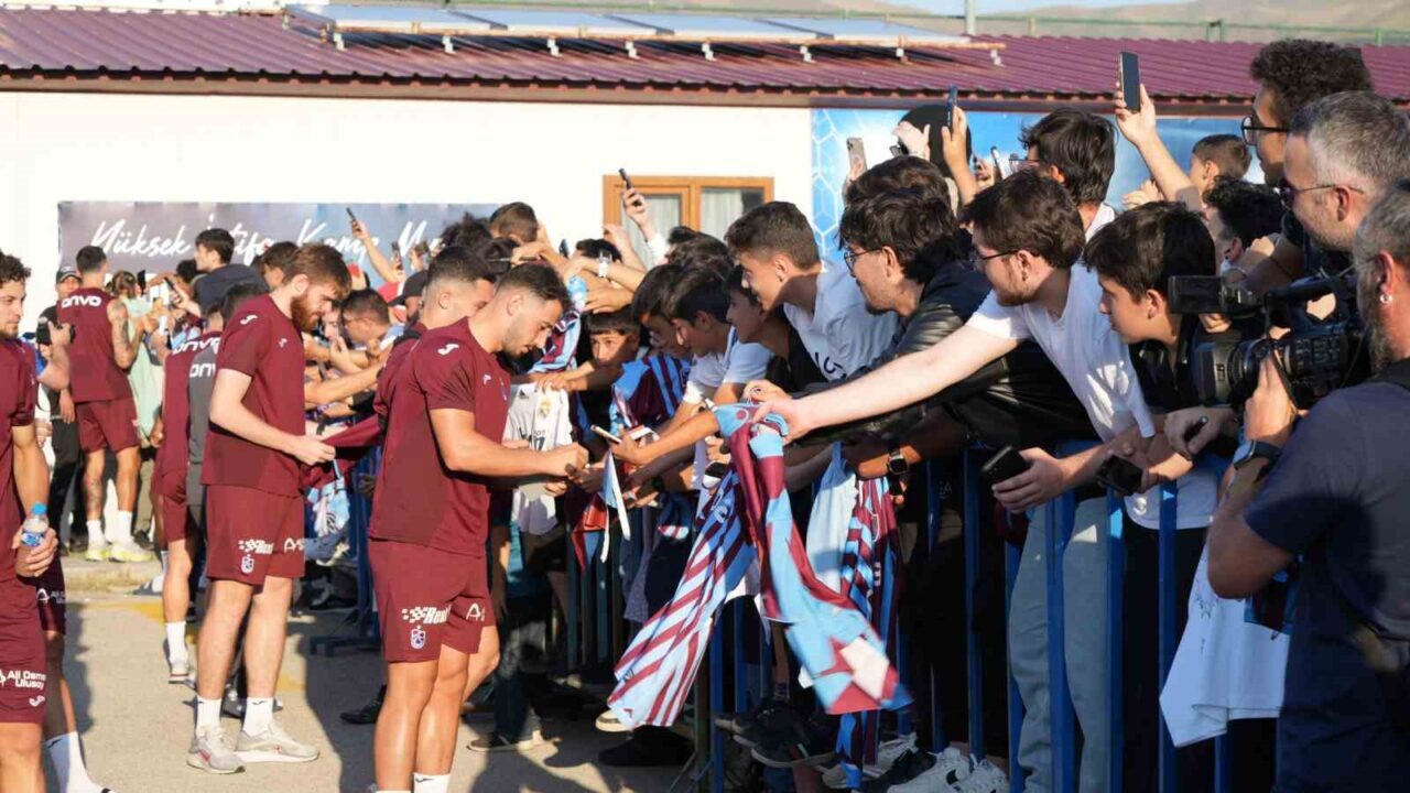 Yeni sezon hazırlıklarını Erzurum’da sürdüren Trabzonspor, akşam antrenmanının ardından Yüksek