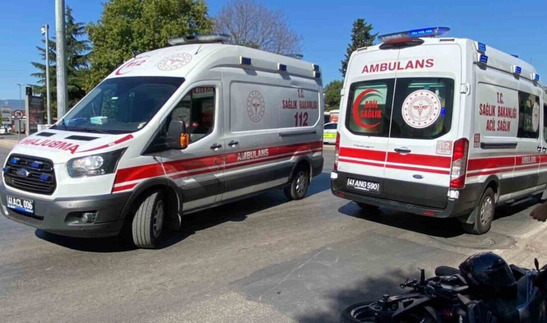 Kocaeli’nin İzmit ilçesinde trafik ışıklarında yolun karşısına geçmeye çalışan yayaya