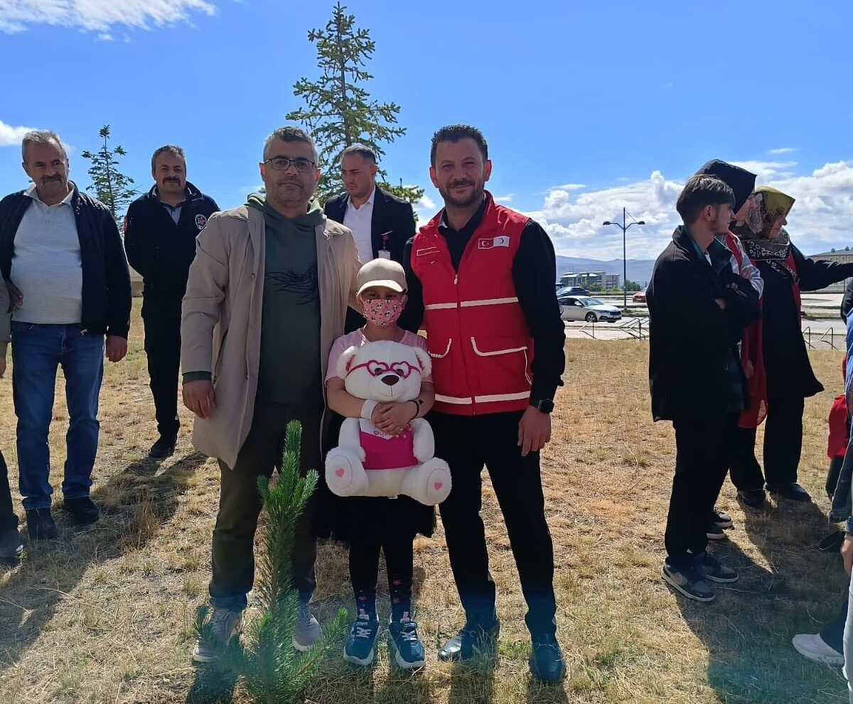 Erzurum Şehir Hastanesi Onkoloji servisinde tedavi gören Tuana Karslı’nın fidan