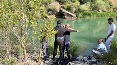 Tunceli’de serinlemek için girdikleri Pülümür Çayı’nda sürüklenen 2 arkadaştan biri