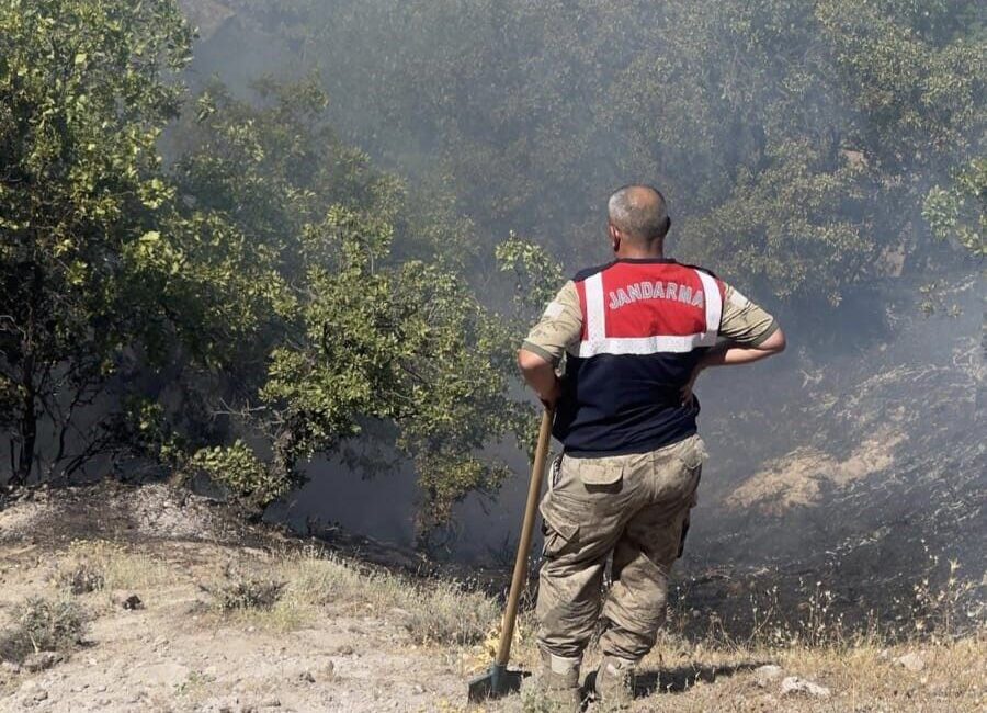 Tunceli’nin Çemişgezek ilçesinde otluk ve meşelik alanda çıkan yangın, ekipler