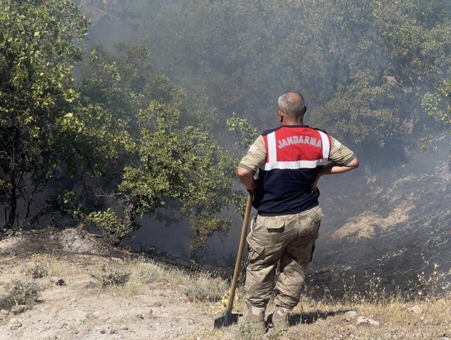 Tunceli’nin Çemişgezek ilçesinde otluk ve meşelik alanda çıkan yangın, ekipler