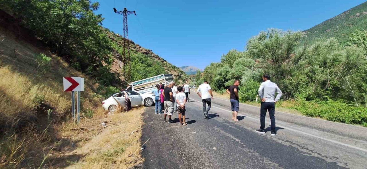 Tunceli’de otomobil ile kamyonetin çarpışması sonucu meydana gelen trafik kazasında