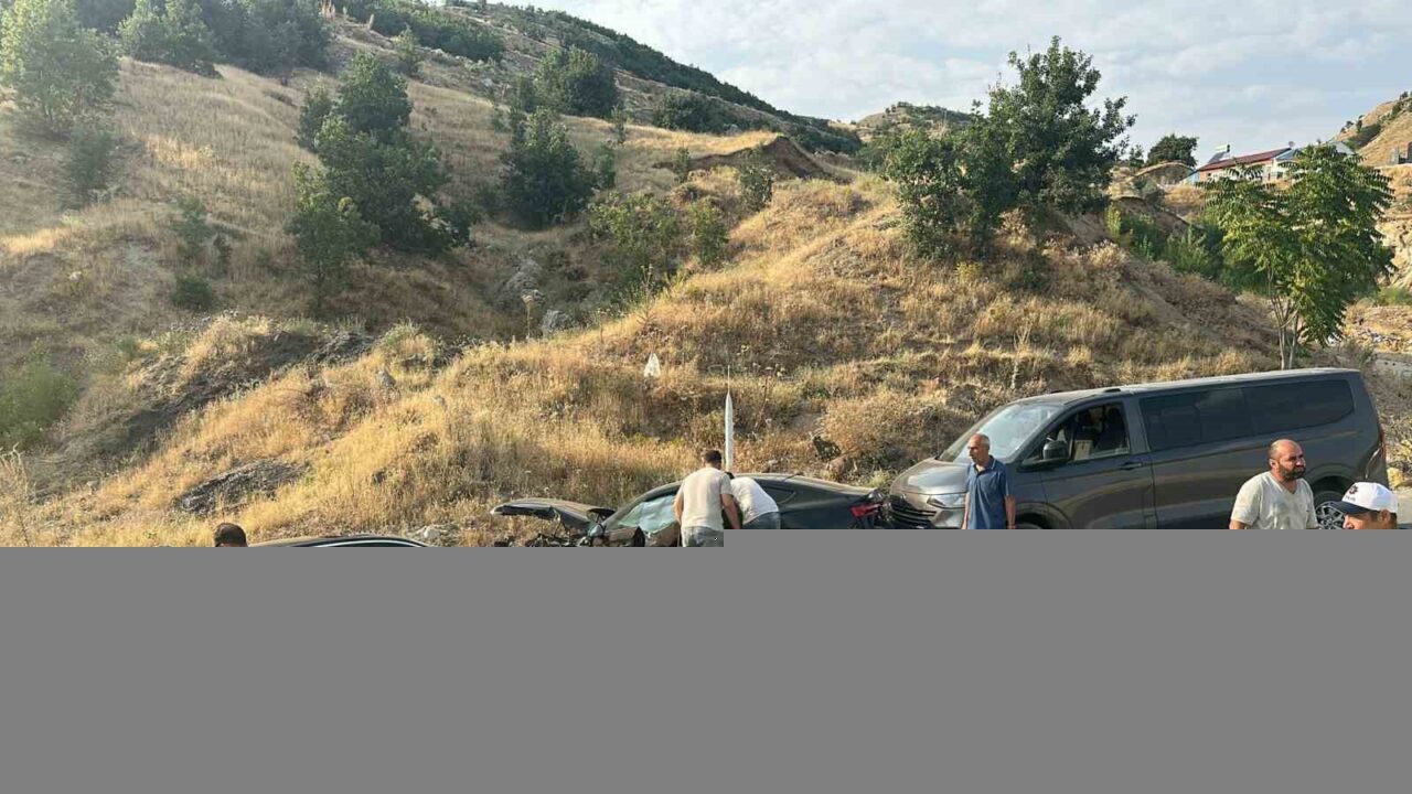 Bingöl’de 3 aracın karıştığı zincirleme trafik kazasında, 5 kişi yaralandı.