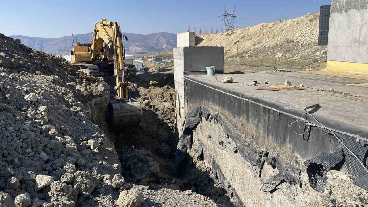Sivas’ta bulunan Yağdonduran Tüneli çevresinde yürütülen çalışmalar sırasında göçük meydana