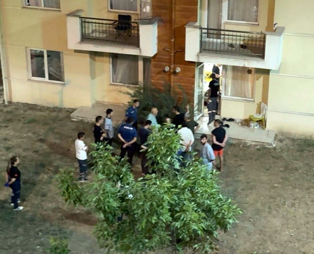 Sakarya’nın Serdivan ilçesinde bir üniversite öğrencisi, kaldığı apartta ölü bulundu.