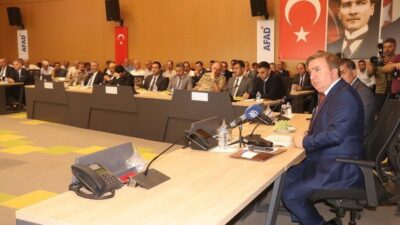 Erzincan Valisi Hamza Aydoğdu, köy muhtarlarıyla toplantıda bir araya geldi.