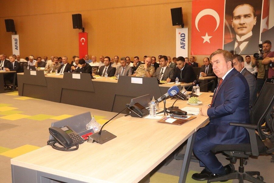 Erzincan Valisi Hamza Aydoğdu, köy muhtarlarıyla toplantıda bir araya geldi.