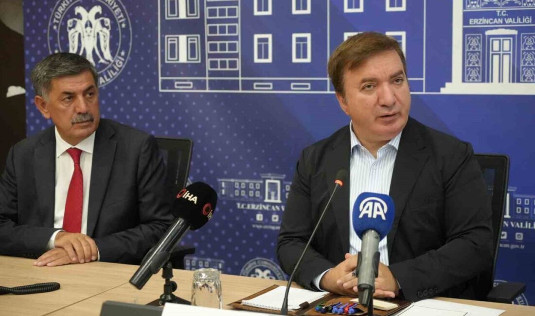 Erzincan Valisi Hamza Aydoğdu, il merkezindeki mahalle muhtarları ve merkeze