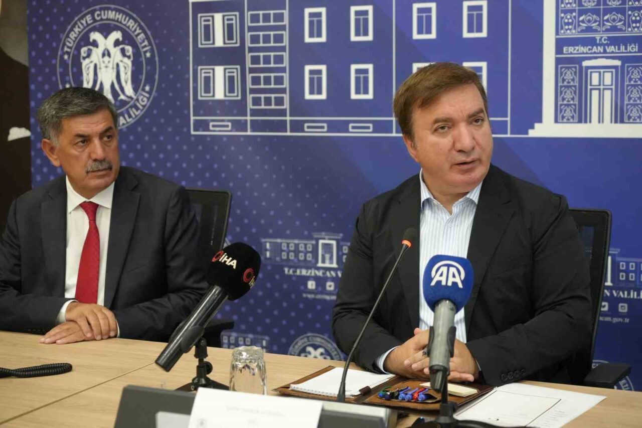 Erzincan Valisi Hamza Aydoğdu, il merkezindeki mahalle muhtarları ve merkeze
