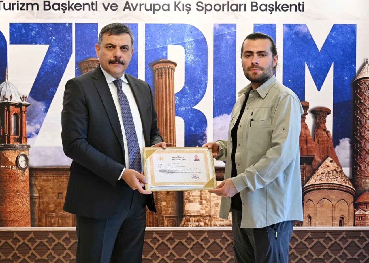 Erzurum Valisi Mustafa Çiftçi, çalışma ekibinde bulunan ve başka illere