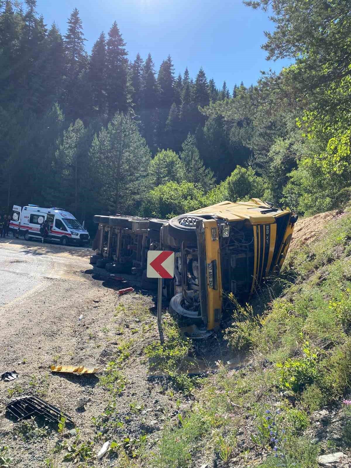 Kastamonu’nun Tosya ilçesinde virajı alamayan talaş yüklü tırın devrildiği kazada