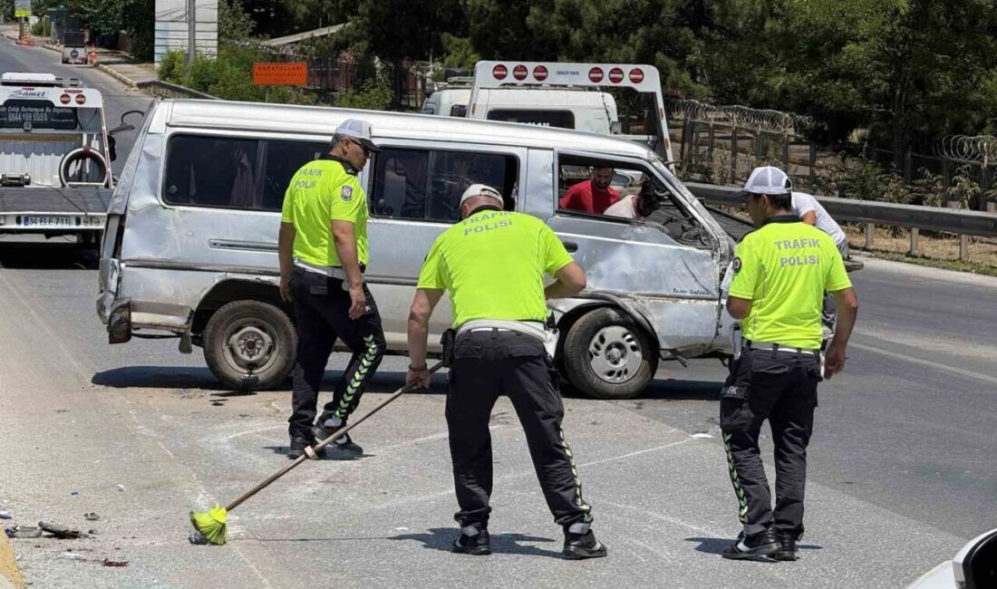 Sakarya’nın Erenler ilçesi D-650 kara yolunda kontrolden çıkan minibüs yan