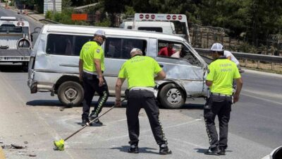 Sakarya’nın Erenler ilçesi D-650 kara yolunda kontrolden çıkan minibüs yan