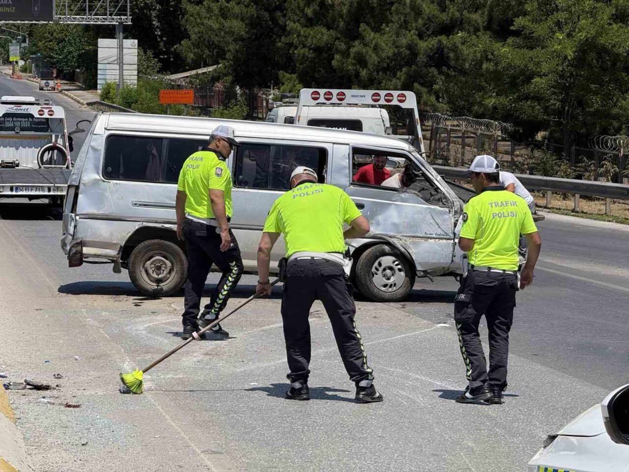 Sakarya’nın Erenler ilçesi D-650 kara yolunda kontrolden çıkan minibüs yan