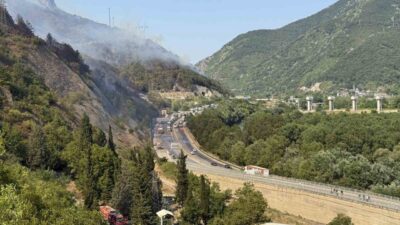 Sakarya’nın Geyve ilçesinde çıkan orman yangını nedeniyle kapatılan D-650 kara