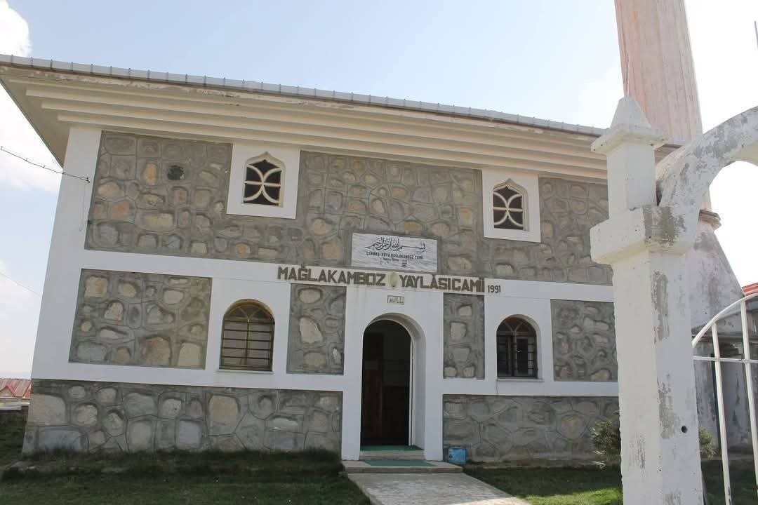 Trabzon’un Çaykara ilçesine bağlı Mağlakamboz Yaylası’ndaki camide çıkan yangın ciddi