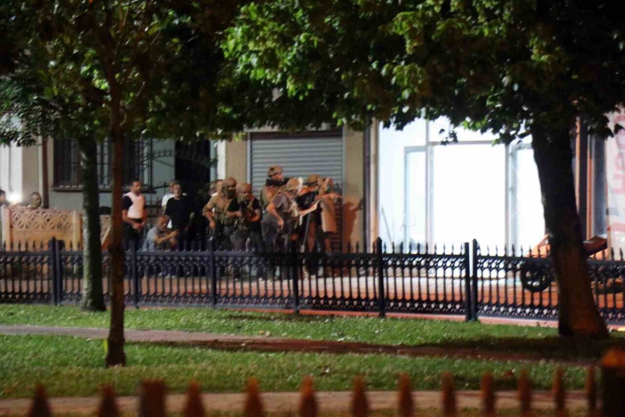 Sakarya’nın Adapazarı ilçesinde hakkında yakalama kararı bulunan ve yaklaşık 6