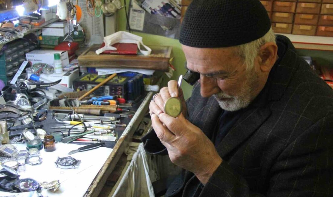 Hayatının 57 yılını saatler arasında geçiren tamirci Sebahattin Tanoğlu, yarım