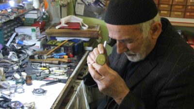 Hayatının 57 yılını saatler arasında geçiren tamirci Sebahattin Tanoğlu, yarım