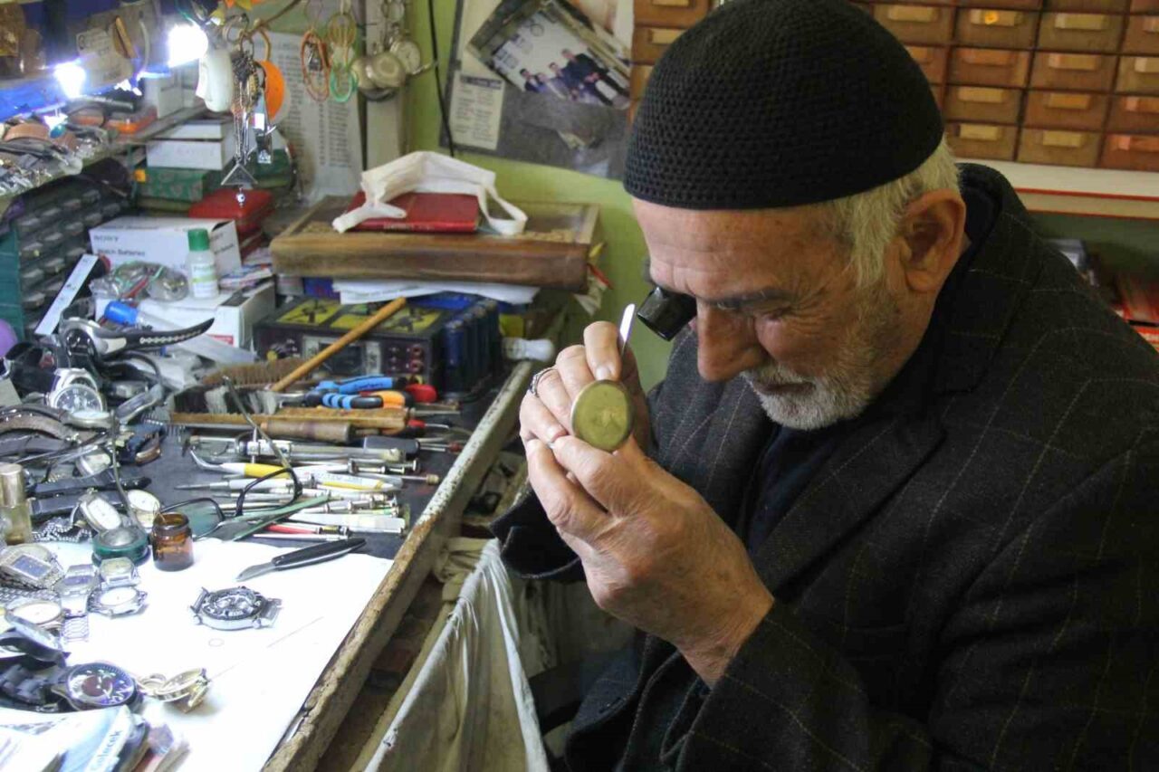Hayatının 57 yılını saatler arasında geçiren tamirci Sebahattin Tanoğlu, yarım
