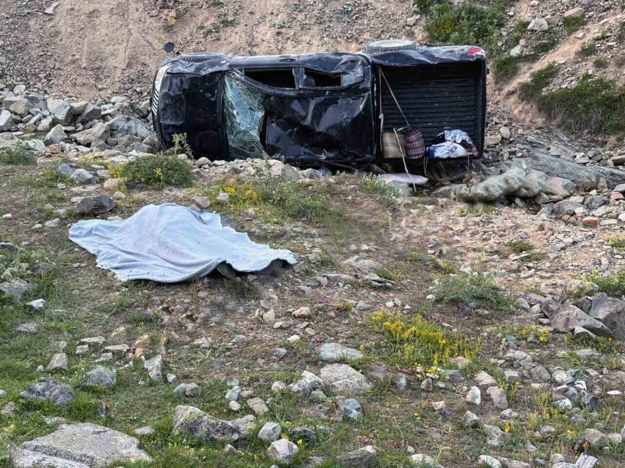 Gümüşhane’de yayladan dönüş yolundaki ailenin bulunduğu otomobilin şarampole yuvarlanması sonucu