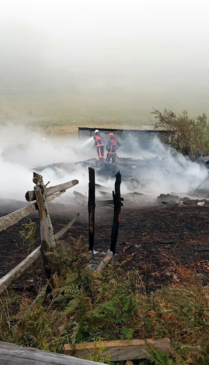 Sakarya’nın Akyazı ilçesinde bulunan Turnalık Yaylası’nda çıkan yangında 2 ev