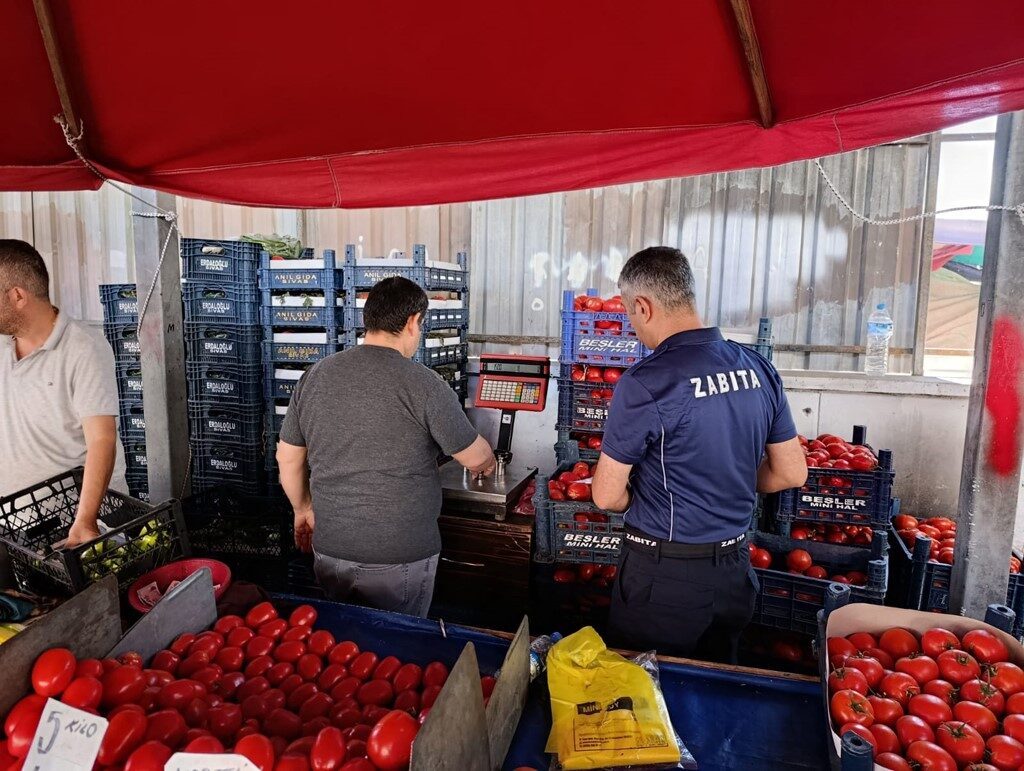Sivas Belediyesi Zabıta Müdürlüğü ekipleri, vatandaşların güvenilir alışveriş yapmasını sağlamak