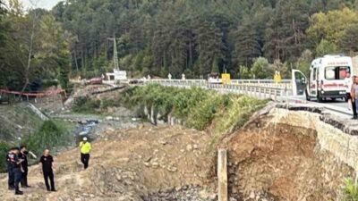Zonguldak’ta kontrolden çıkan otomobil dereye uçtu. Kazada baba ve oğlu
