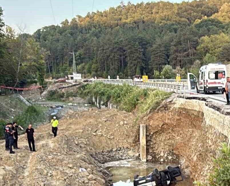 Zonguldak’ta kontrolden çıkan otomobil dereye uçtu. Kazada baba ve oğlu