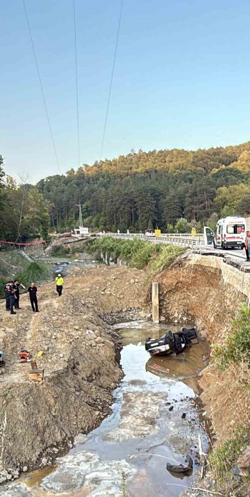 Zonguldak’ta kontrolden çıkan otomobil dereye uçtu. Kazada baba ve oğlu