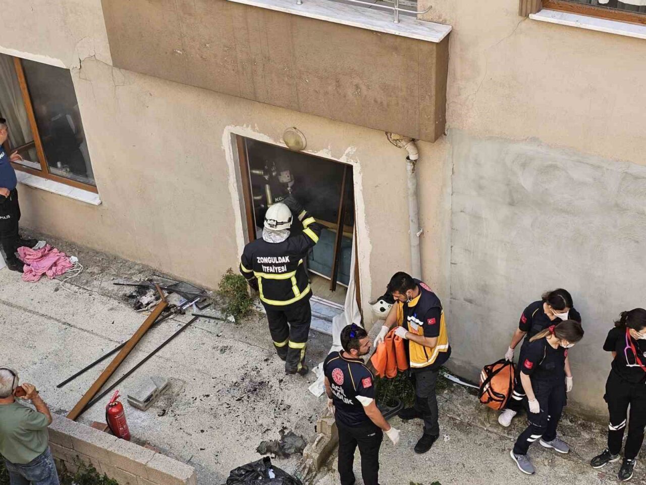 Zonguldak’ta bir apartmanın zemin katındaki dairede patlama meydana geldi. Patlamanın