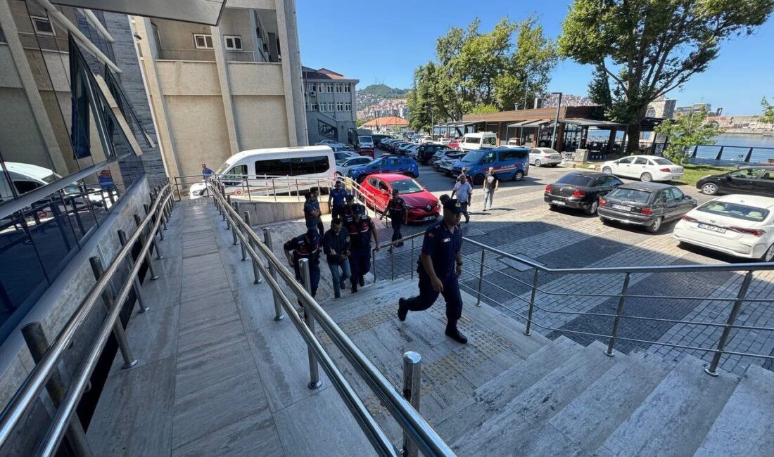 Zonguldak’taki cinayet zanlısı adliyeye sevk edildi Zonguldak’ın Köroğlu köyünde 3 kişinin hayatını kaybettiği bıçaklı kavganın şüphelisi