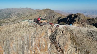 Trabzon-Bayburt sınırında, 3 bin 100 rakımda yükselen Kırklar Dağı Mescidi,