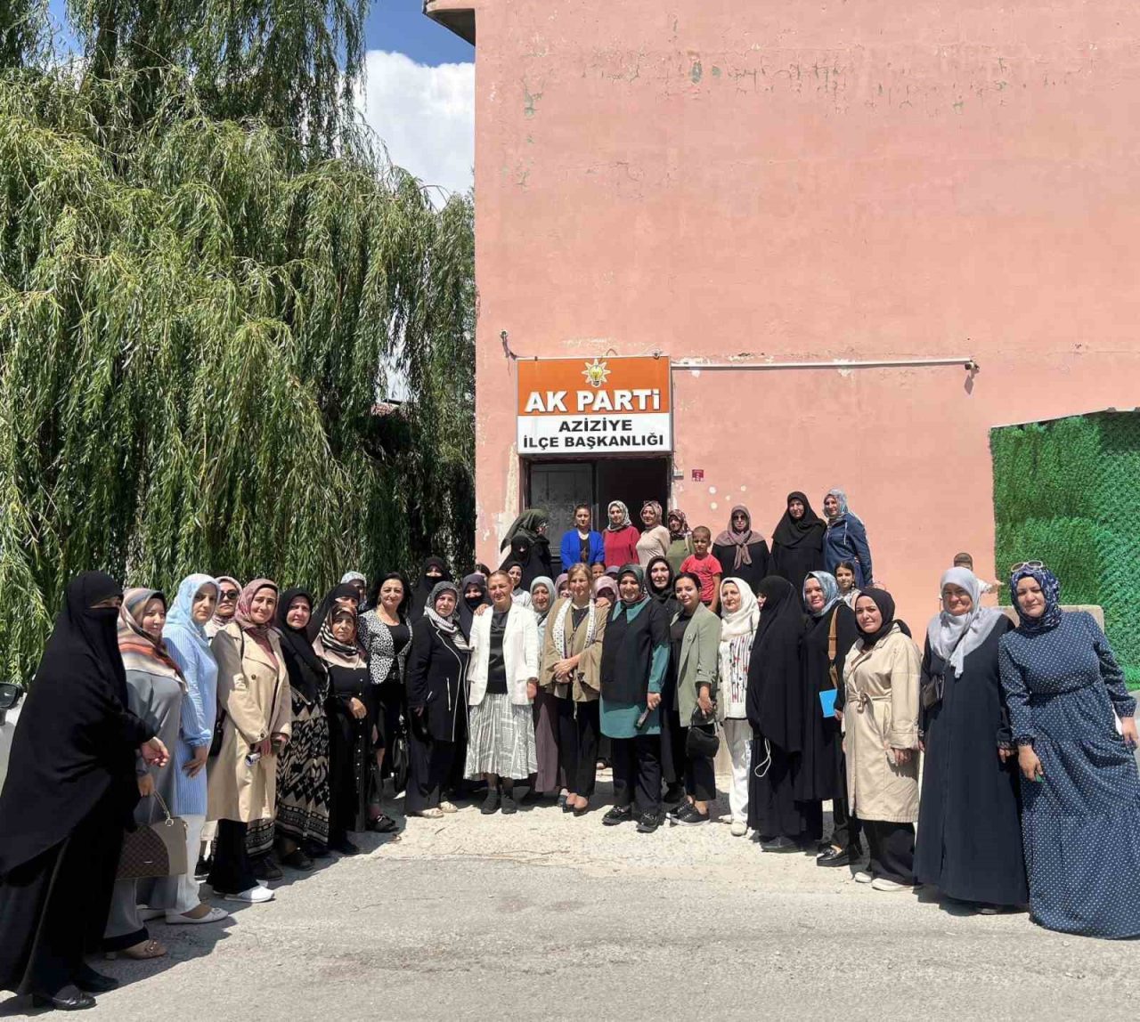 AK Parti Aziziye İlçe Kadın Kolları Teşkilatı, ilçe teşkilat binasında