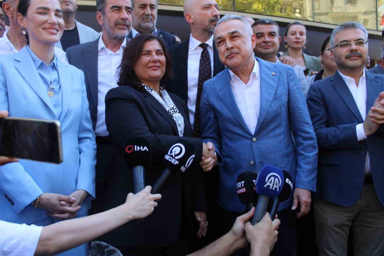 AK Parti Aydın il teşkilatı CHP’den istifa ederek kendi partilerine