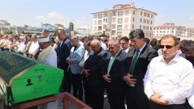 Aziziye Belediye Başkanı Emrullah Akpunar’ın annesi Fadime Akpunar son yolculuğuna