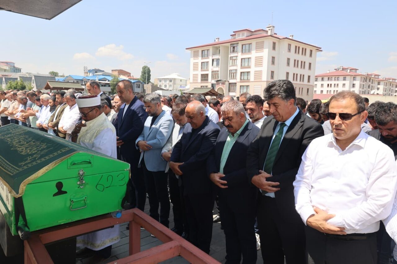 Aziziye Belediye Başkanı Emrullah Akpunar’ın annesi Fadime Akpunar son yolculuğuna