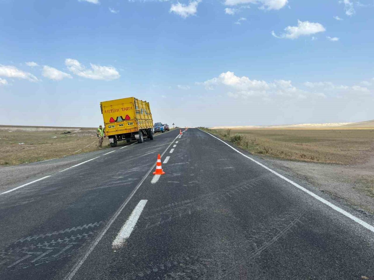 Akyaka’da meydana gelen trafik kazasında, kazaya karışan araçlarda maddi hasar