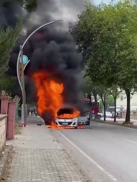 Kocaeli’nin Derince ilçesinde seyir halinde olan otomobil alev aldı. Yangın